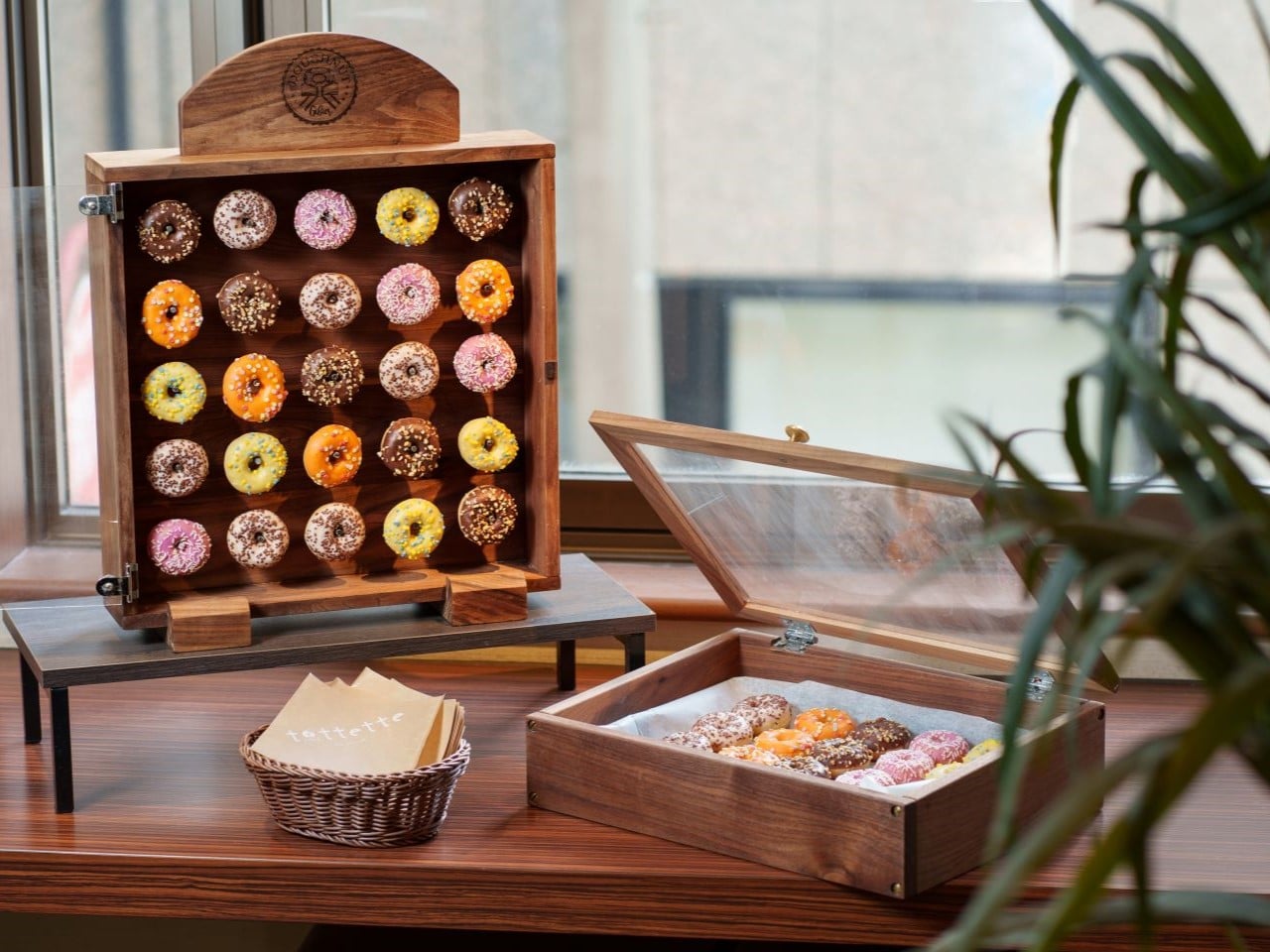 ドーナツ、クロワッサン、アイスなど、商品は地域やホテルごとに様々です。